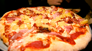 El Presidente de Islandia quiere prohibir la pizza con piña en su país (pero no puede hacerlo)<em></em><em></em>